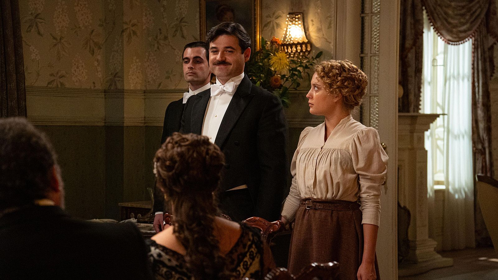 La Promesa: Manuel revela su romance con Jana a la familia - La promesa | Ver