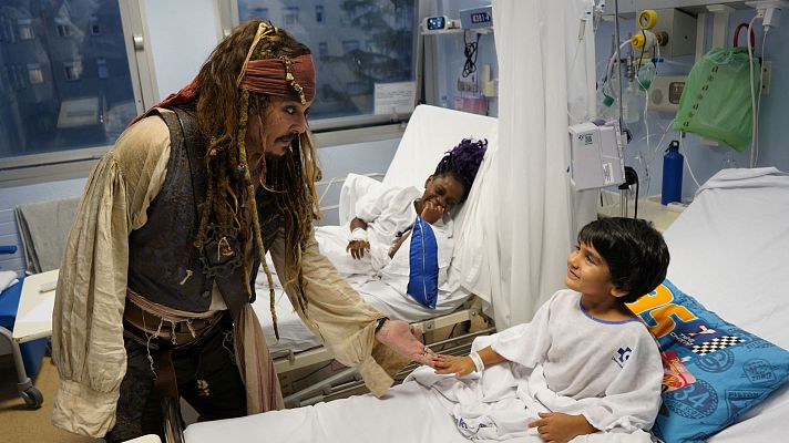 Telediario 2 - Johnny Deep se viste de Jack Sparrow y sorprende con una visita a los niños ingresados en Donostia