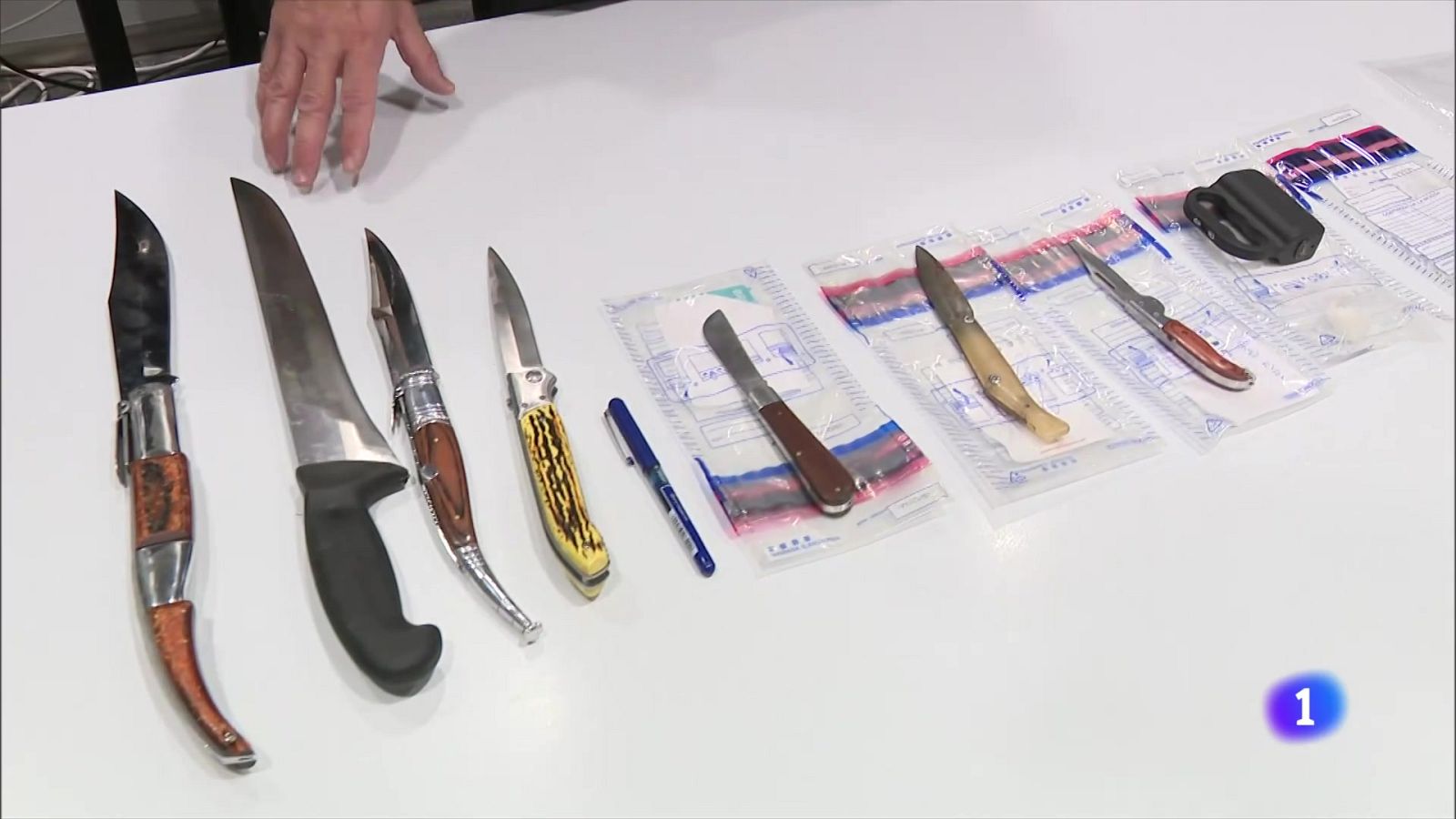 Intervingudes més de 130 armes blanques en una sola nit - L'Informatiu | Veure