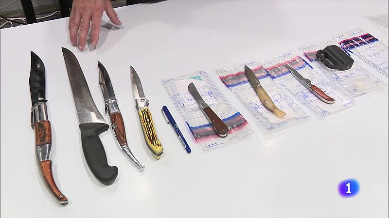 Intervingudes més de 130 armes blanques en una sola nit - L'Informatiu | Veure