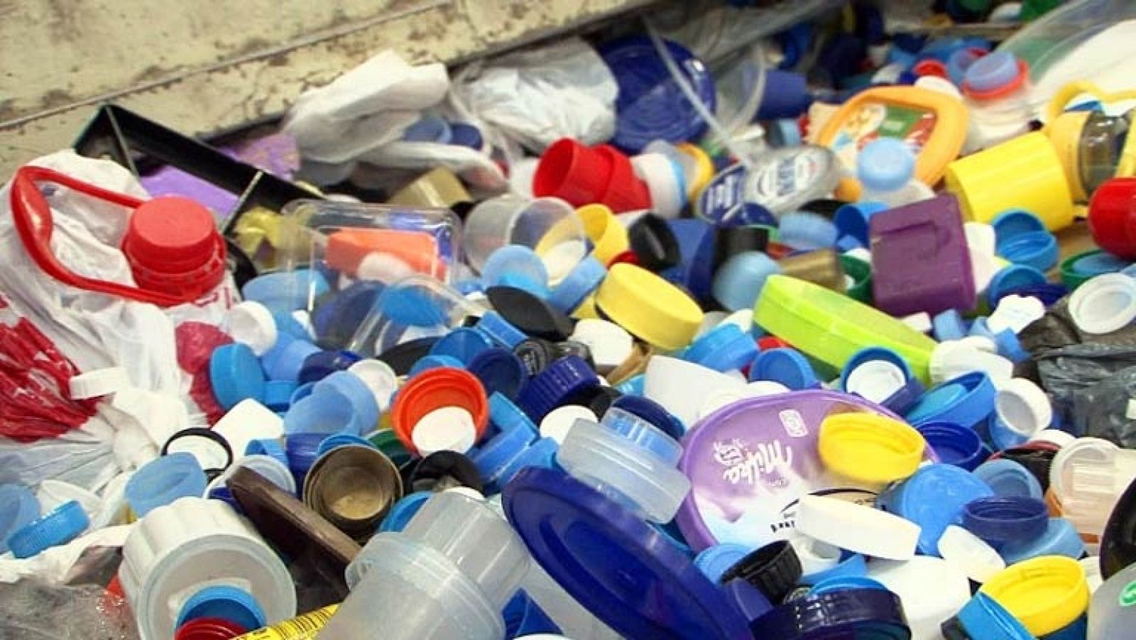 Comando Actualidad - Tapones por una buena causa - ver vídeo