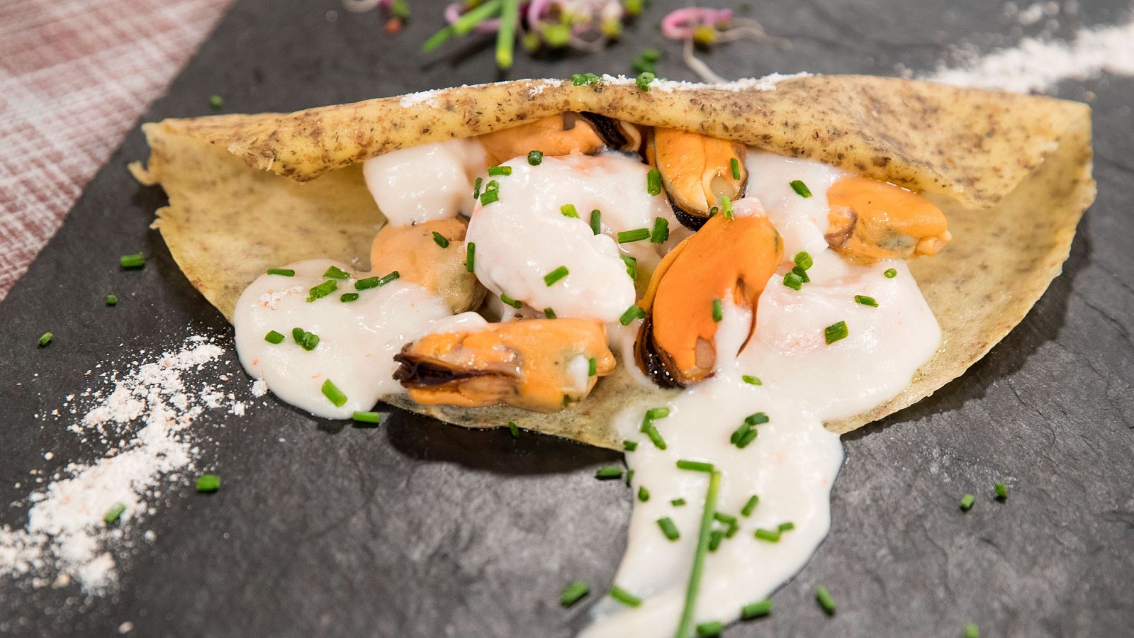 Crepes con harina integral relleno de huevo y frutos del mar - Saber vivir | Ver