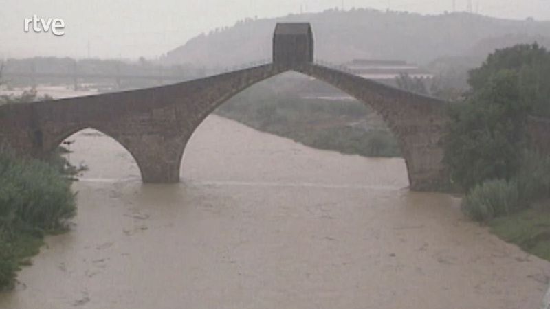 Aiguat arreu de Catalunya - L'Informatiu Vespre - Arxiu TVE Catalunya | Veure