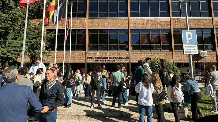 Telediario Internacional - Los afectados protestan por la suspensión del examen de informador en RTVE