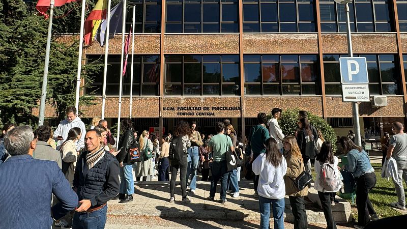 Los afectados protestan por la suspensión del examen de informador en RTVE - Telediario Internacional | Ver
