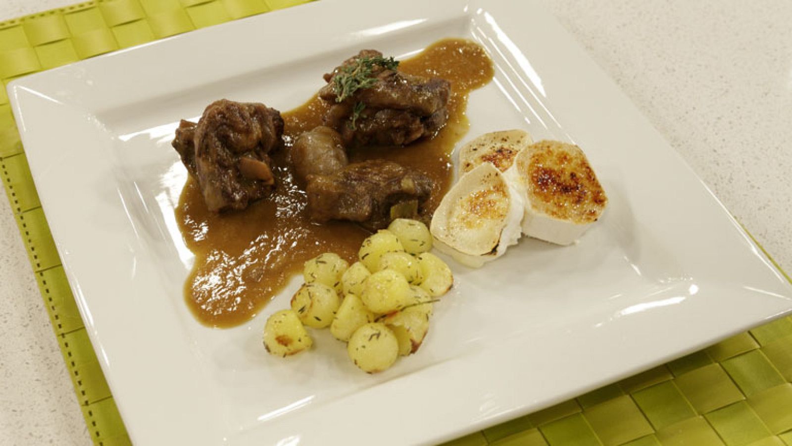 Saber cocinar - Cordero frito en salsa de miel con  patatas y dados de queso risolados