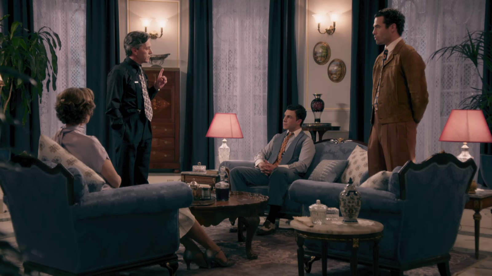 Emiliano advierte a todos de su nuevo negocio - Salón de té La Moderna | Ver