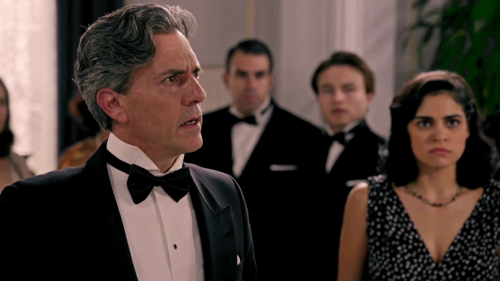 Emiliano echa al teniente de su casa - Salón de té La Moderna | Ver