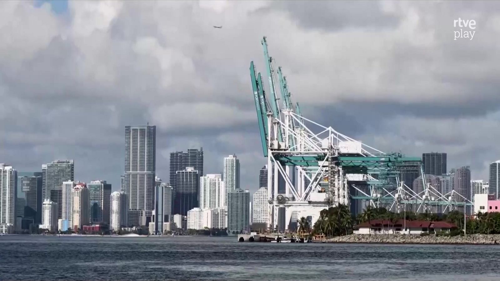 La huelga de estibadores de EE.UU. paraliza los principales puertos del país - Telediario 2 | Ver