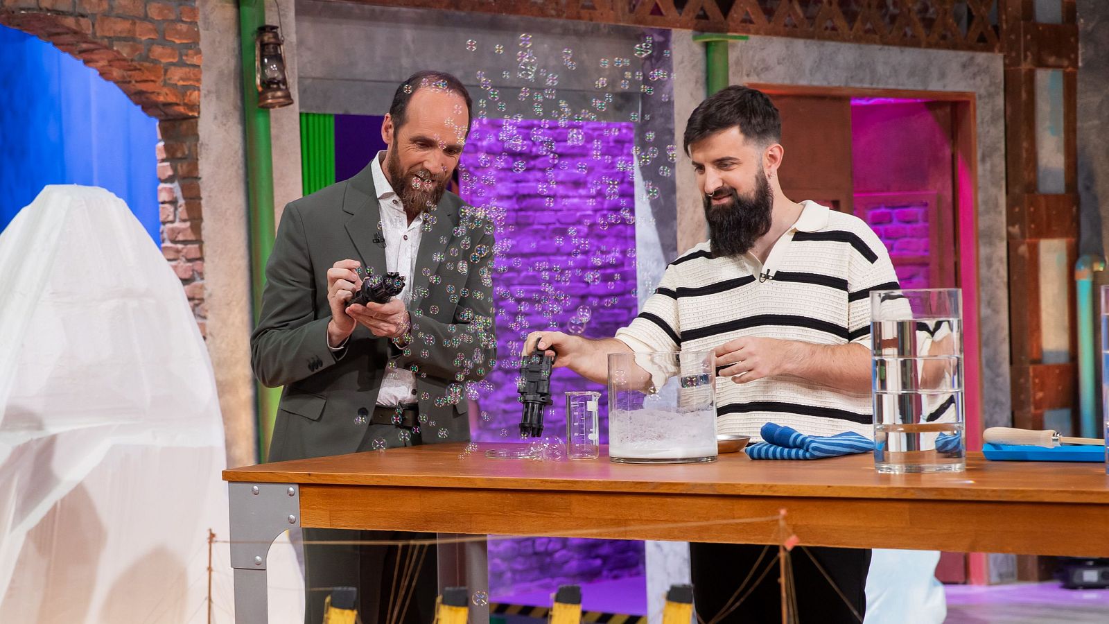 ¿Por qué flotan los barcos? Física con Adrián García - Órbita Laika | Ver