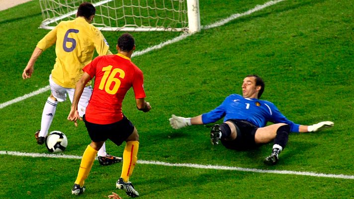 Fútbol - 'La madre de todas las croquetas': Iniesta regatea al portero y marca su gol en el Bélgica-España de 2008.