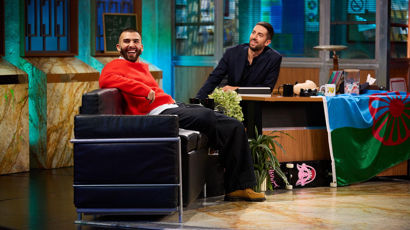 La Revuelta | ¿Cuánto usa el móvil de Manuel Turizo? 3/10/2024 - La Revuelta | Ver