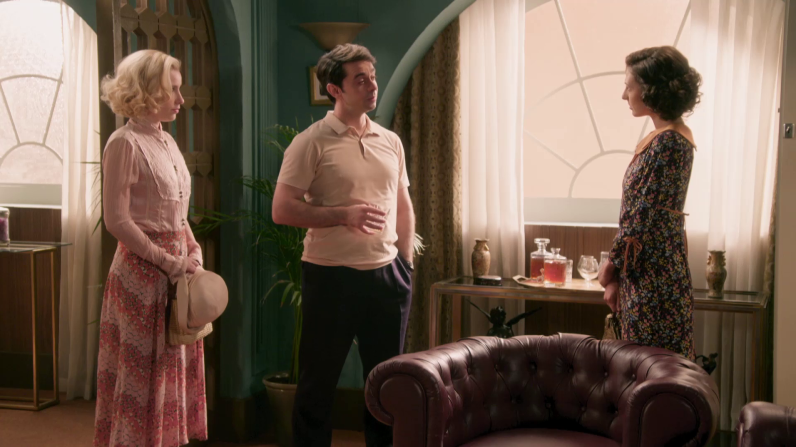 Agustín le ofrece a Laurita ser la nueva actriz de su película - Salón de té La Moderna | Ver