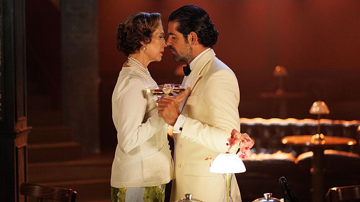 Salón de té La Moderna - Maruja y César tienen su primera cita