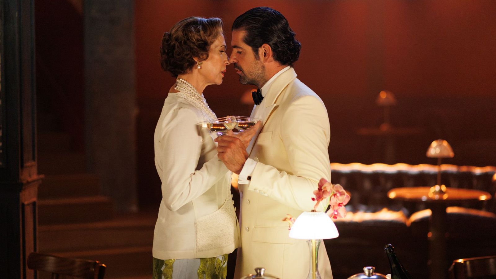 Maruja y César tienen su primera cita - Salón de té La Moderna | Ver