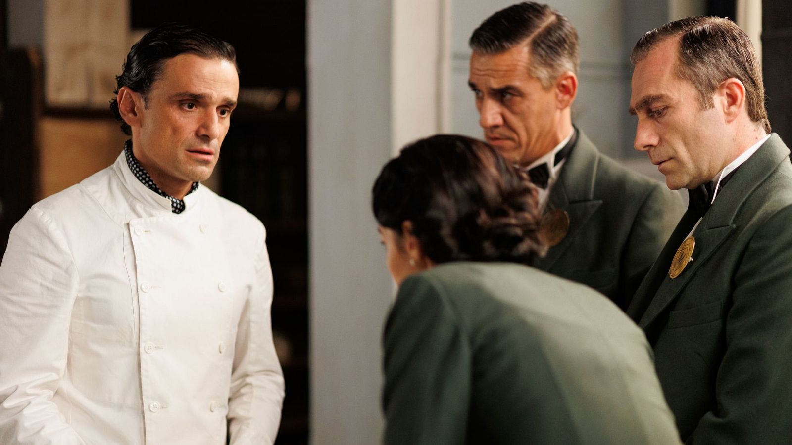 Pietro deja sus últimas voluntades a don Fermín - Salón de té La Moderna | Ver