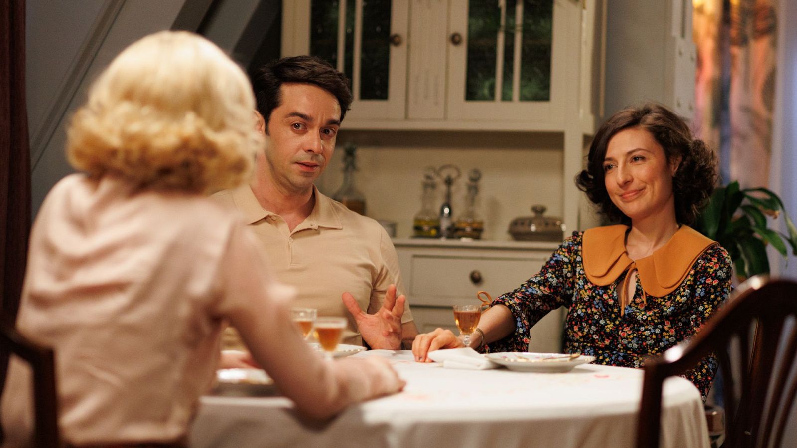 Inés aprueba que Laurita actúe en su película - Salón de té La Moderna | Ver