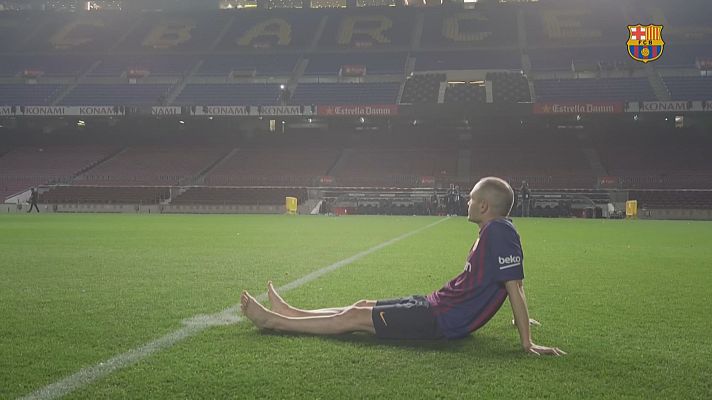Fútbol - La soledad de Iniesta: el Camp Nou y él
