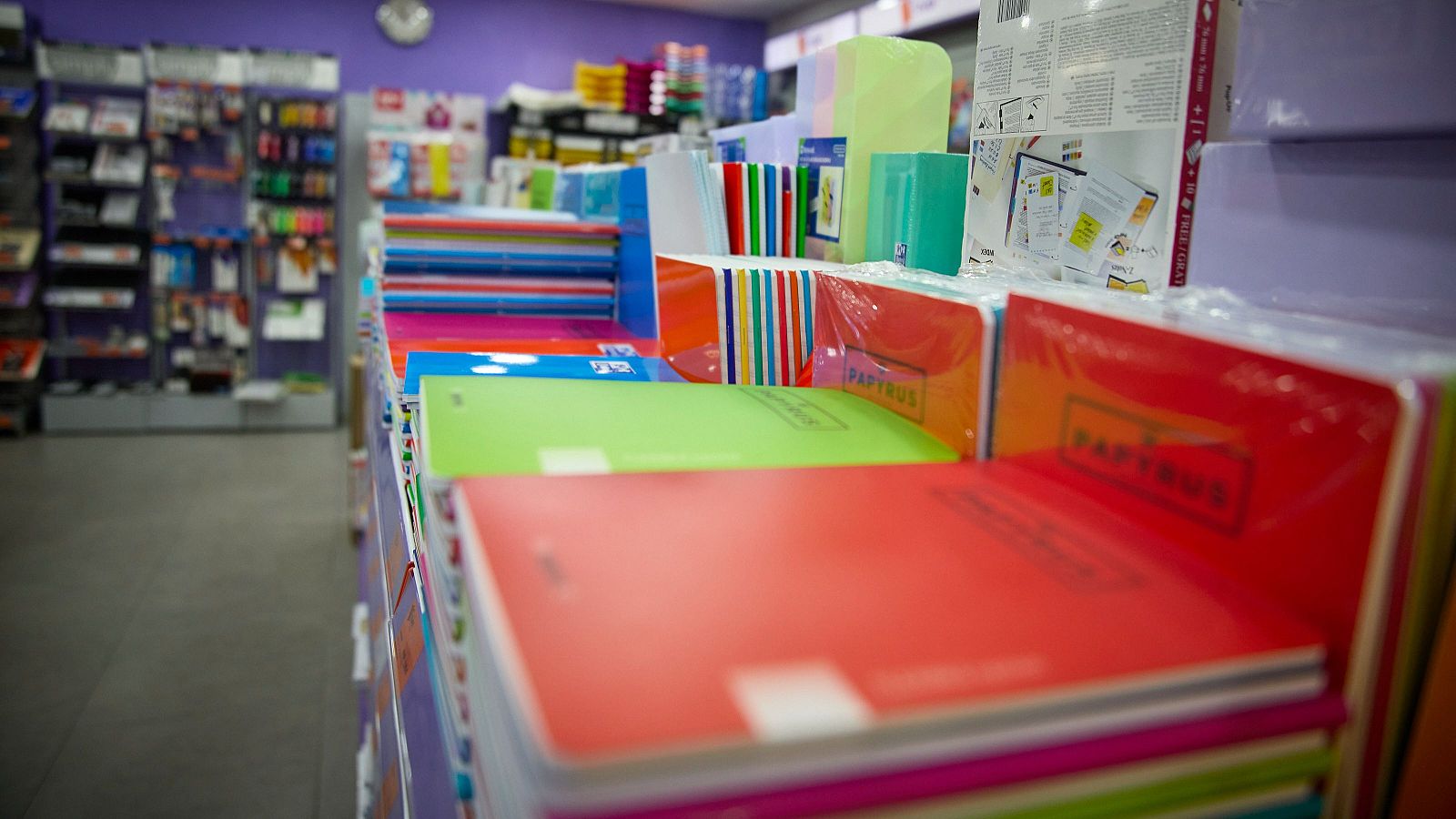 ONG ayudan a familias que no pueden pagar la 'vuelta al cole' | Ver