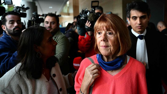 Gisele Pelicot, en el centro, junto a su abogado Stephane Babonneau, en el tribunal de Aviñón