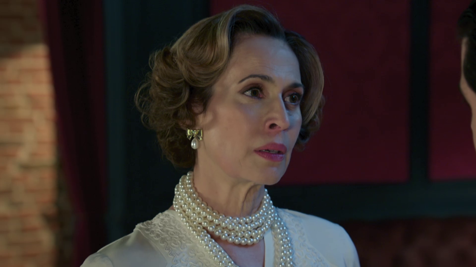 Maruja se marcha de su cita con César asustada - Salón de té La Moderna | Ver