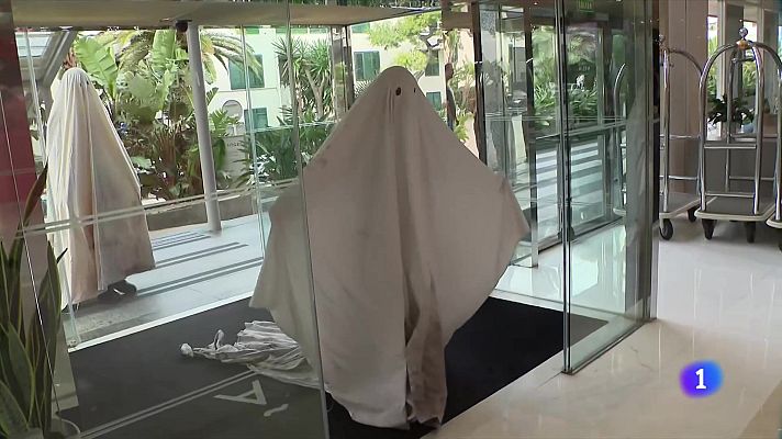 L'Informatiu - El Festival de Sitges desembarca l'equip de 'Bodegón con fantasmas'