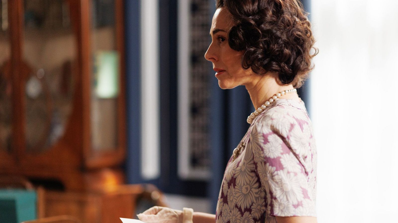 Lázara recibe un mensaje anónimo - Salón de té La Moderna | Ver