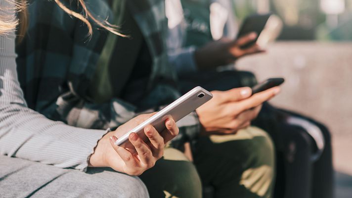 Telediario 1 - Alertan de una nueva estafa de 'phising' que pide 850 euros a universitarios en País Vasco