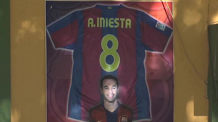 Telediario 1 - Fuentealbilla se rinde a su héroe, Andrés Iniesta, en su retirada del fútbol