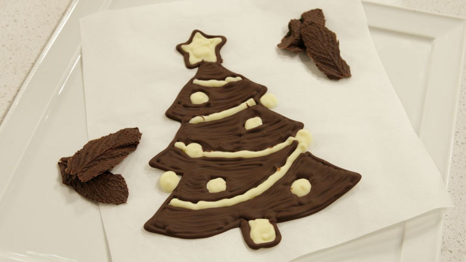 Saber cocinar - Truco - Hojas de chocolate y figuritas