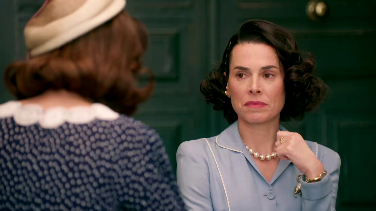 Lázara se encuentra con Juana en el callejón - Salón de té La Moderna | Ver