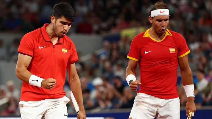 Telediario 1 - Alcaraz, Federer y deportistas legendarios se unen al homenaje a Rafa Nadal en su despedida
