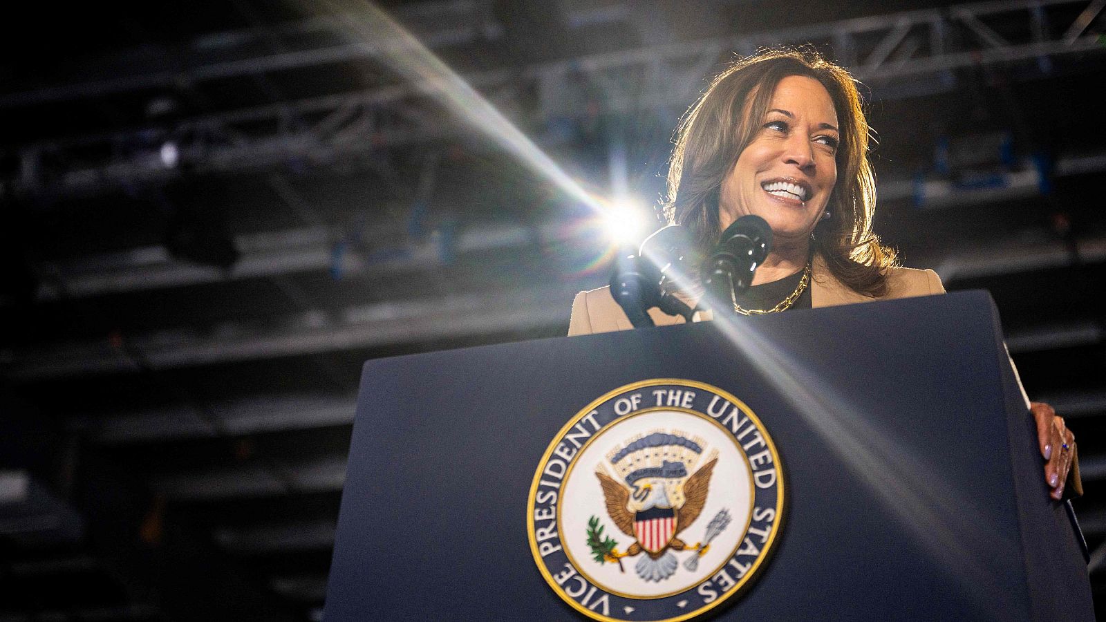 Harris se encuentra con los votantes latinos en Univisión | Ver