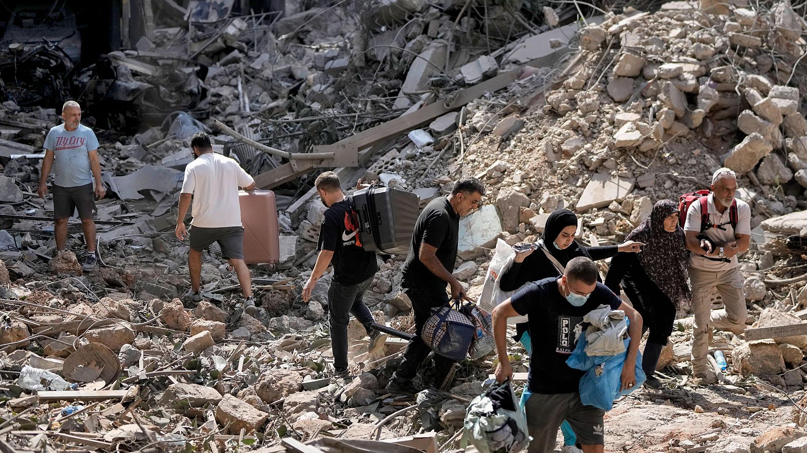 Buscan desaparecidos entre los escombros tras los ataques en dos barrios del centro de Beirut | Ver