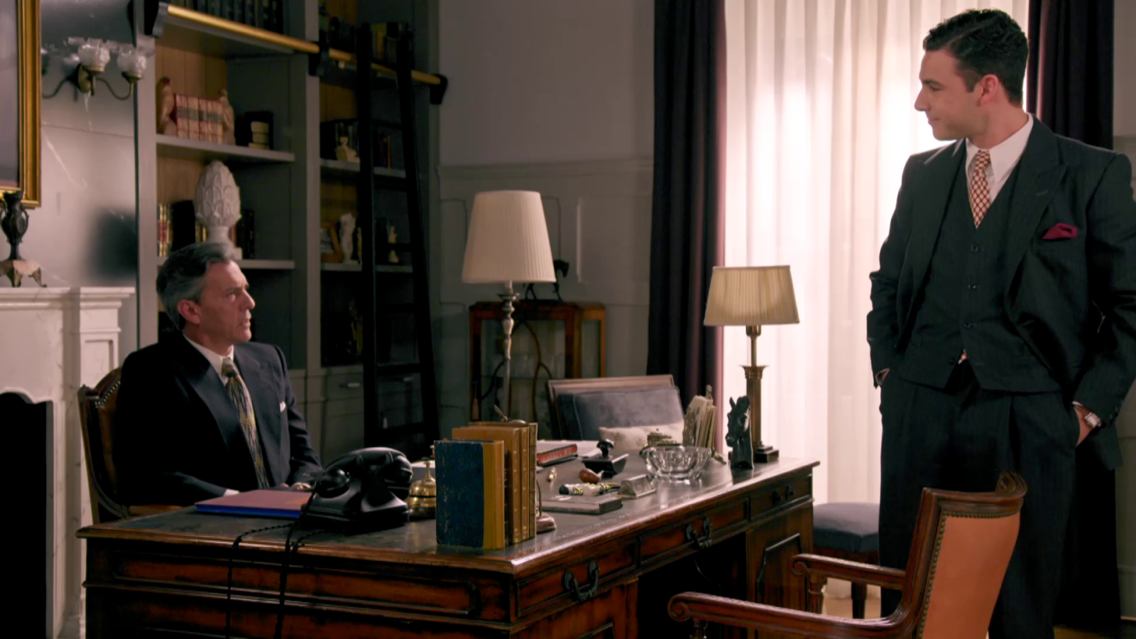 Emiliano le encarga una tarea a Iván - Salón de té La Moderna | Ver