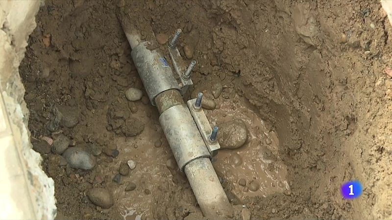 Pèrdua d'aigua per fuites: la meitat dels municipis en desaprofiten un 20% - L'Informatiu | Veure