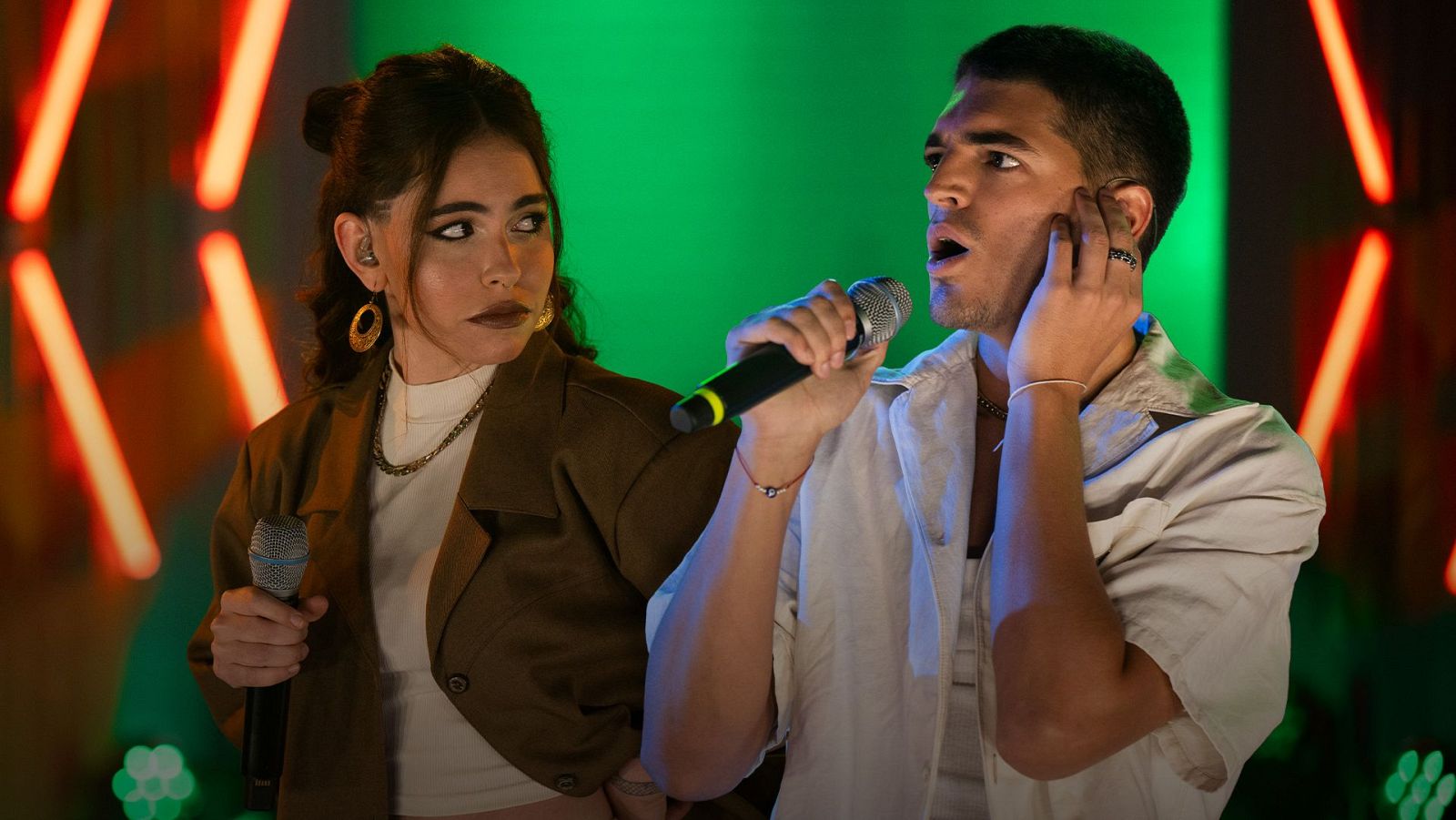 Julia Cry y Agust1n cantan "Como si no importara" | FEAT - Feat | Ver