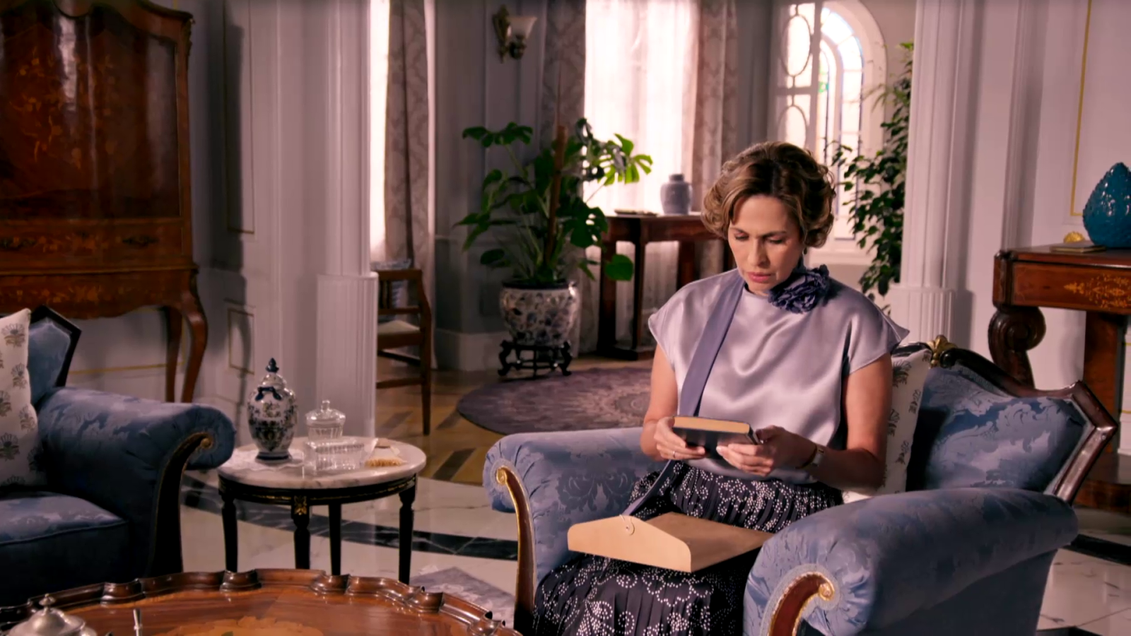 César le regala un libro de poesía a Maruja - Salón de té La Moderna | Ver