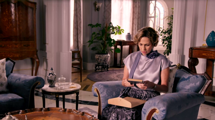 Salón de té La Moderna - César le regala un libro de poesía a Maruja