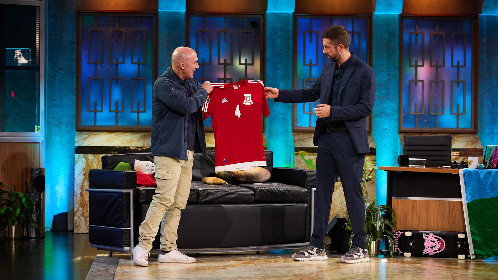 La Revuelta | Maldini desvela que es primo de Carvajal 15/10/2024 - La Revuelta | Ver