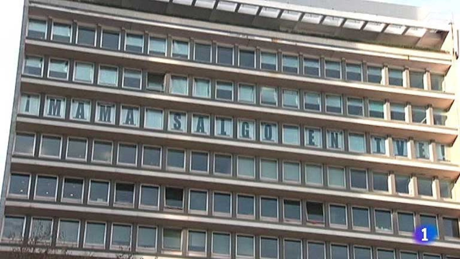 Una agencia de publicidad de Lisboa ha tenido la idea de usar sus ventanas para proyectar mensajes. Con una letra en cada una, escriben frases de contenido positivo.