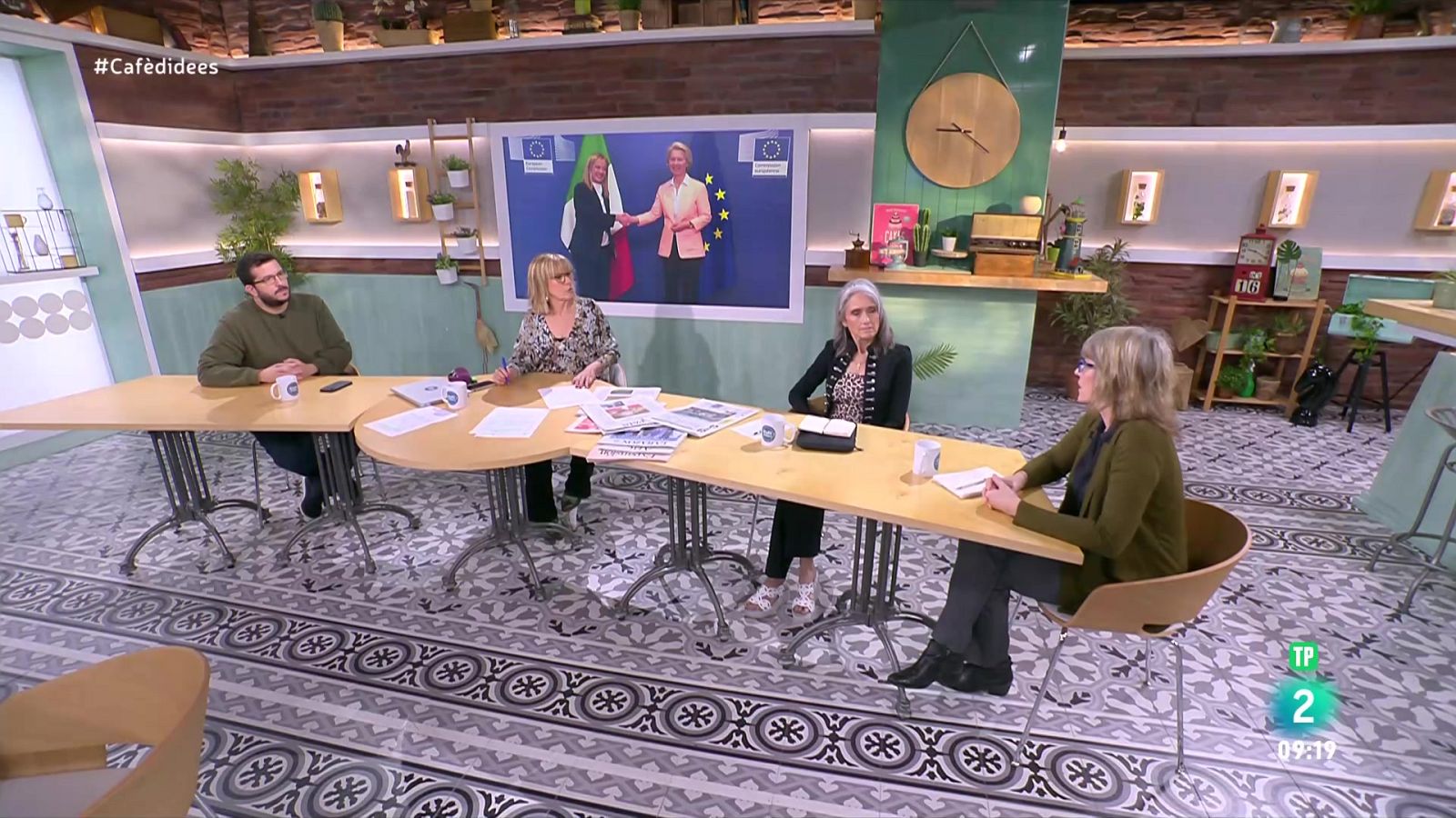 Gemma Nierga entrevista Anna Simó. Julio Manrique, Cristina Genevat i Jaime Cruz presenten 'La gavina' i 'Hamlet'. I parlem amb les escriptores