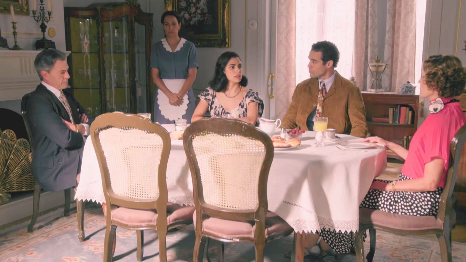 Paula y Rodrigo se reúnen con sus padres - Salón de té La Moderna | Ver