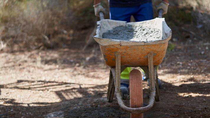 Economía en 24 horas - Oxfam: "Hay casi tres millones de personas que trabajan y, aun así, su nómina les impide salir de la pobreza"