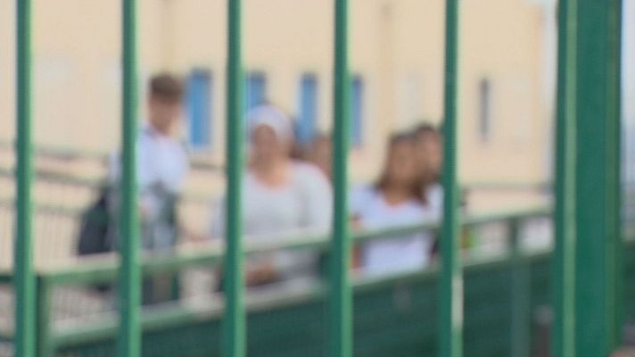 Telediario 1 - Una clase se rebela contra el traslado de un compañero inmigrante en un instituto de Canarias