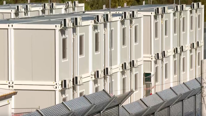 Telediario 1 - Doce inmigrantes procedentes de Italia ingresan en el centro albanés de Yader a través del plan de Meloni