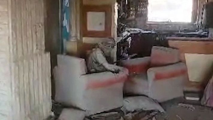 Esta imagen difundida por el ejército israelí muestra lo que dice ser una grabación del líder de Hamás Yahya Sinwar momentos antes de ser asesinado
