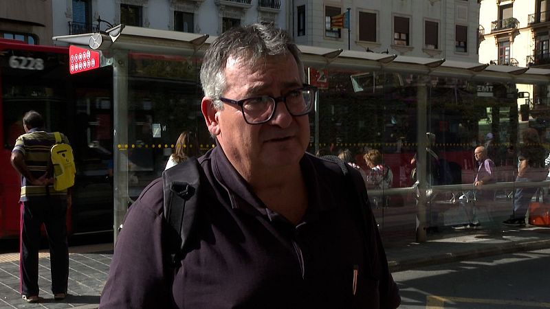 Un conductor de autobús bloquea las puertas para detener una agresión machista en Valencia