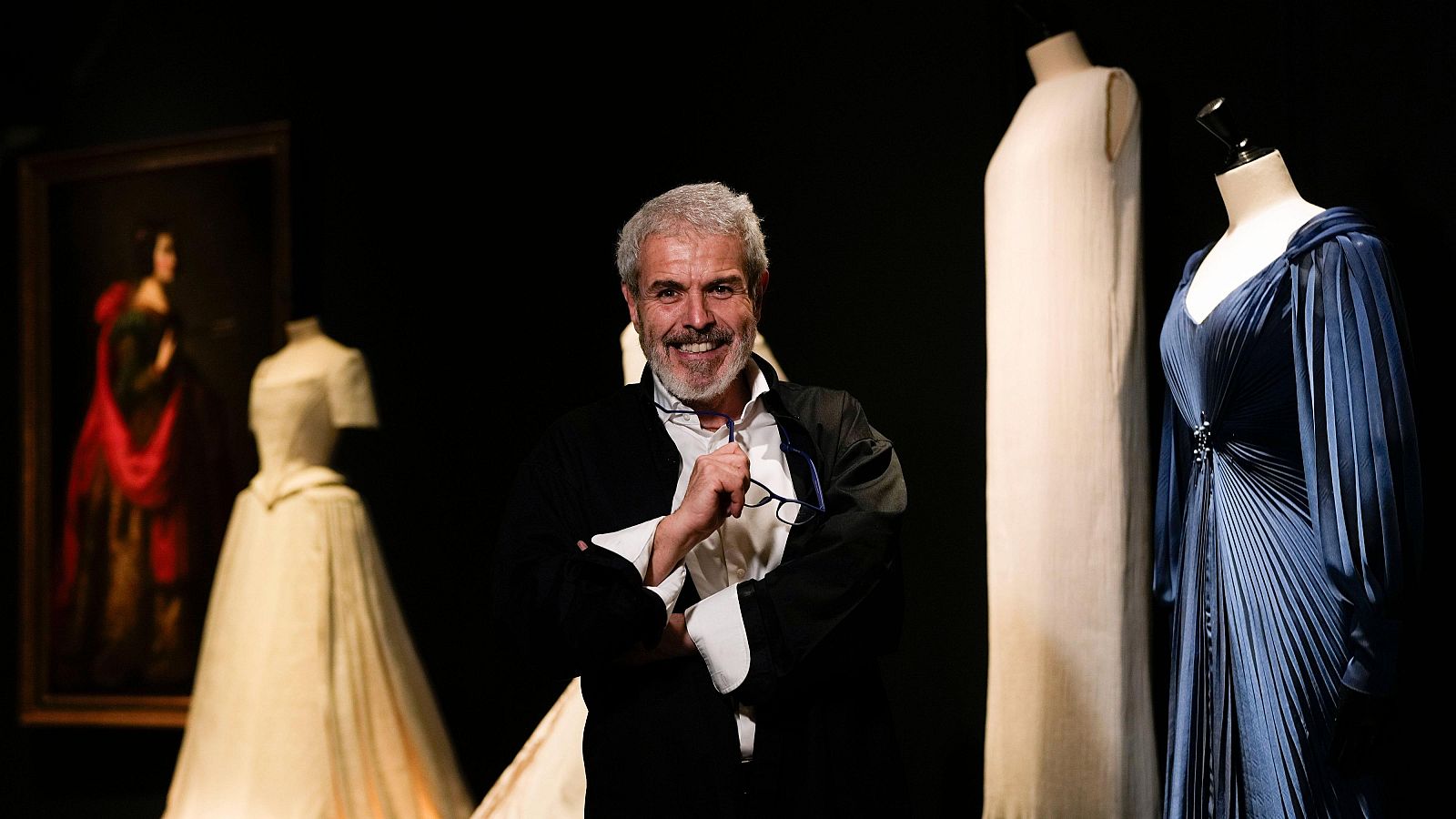El diseñador de moda, Lorenzo Caprile, recoge sus 30 años de carrera con nueva exposición en Madrid | Ver