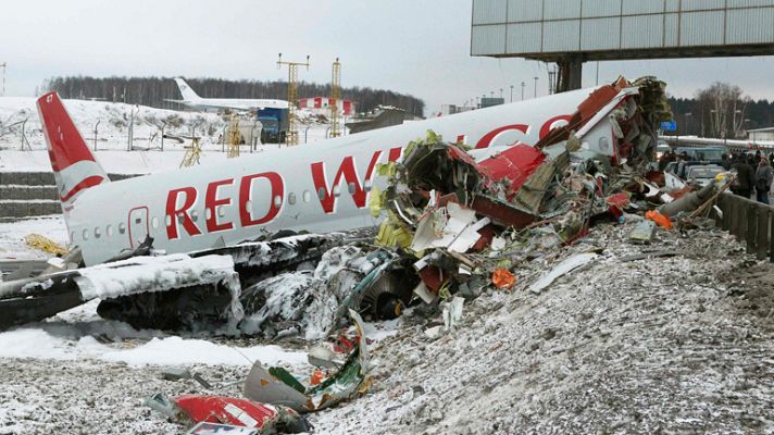 Telediario 1 - Asciende a cinco los muertos por el accidente de avión que se salió de la pista en Moscú